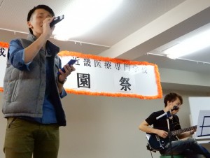 生演奏で歌を披露
