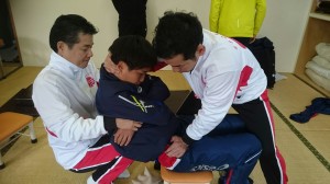 近畿医療専門学校小林理事長・京本評議員施術風景