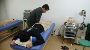 京本先生の施術中