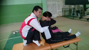 小林理事長が荒井先生を施術